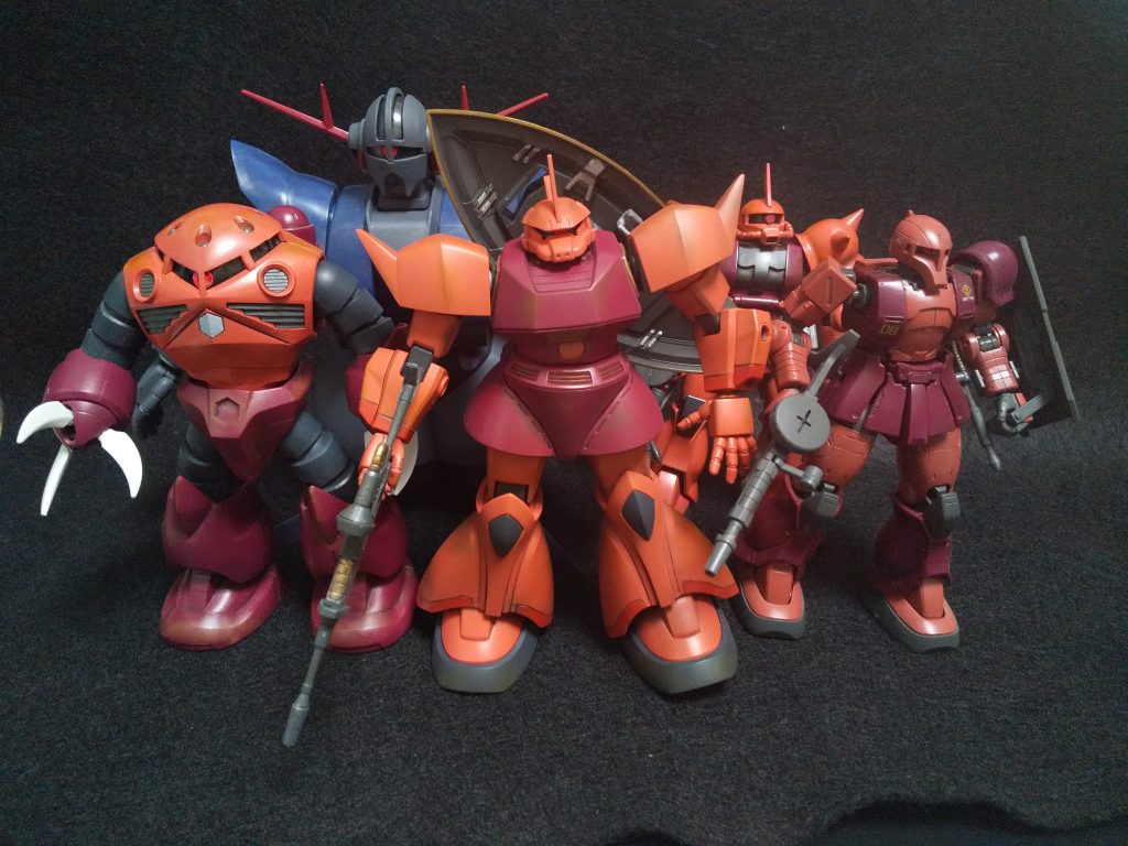 HGのシャア専用ゲルググ作製は今回が初めて。これで1年戦争のシャア搭乗機が揃いました。そういえば旧キットのシャア専用ゲルググを作った時は、肩が動かなかったんですよね…。40年ぶりに夢が叶いました。