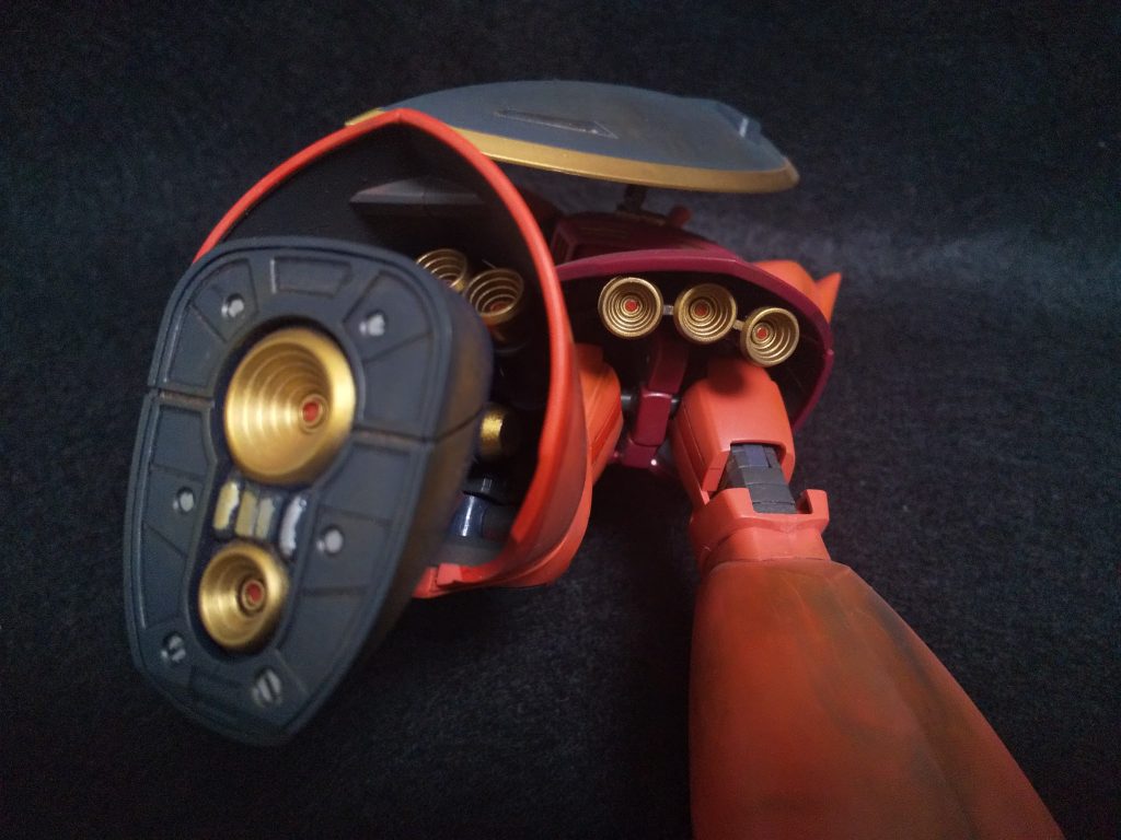 基本はシャアピンクとシャアレッド。バーニア等の一部が百式をイメージした金。袖や裾のラインはササビーの赤、バーニアの中心部はシャアの制服っぽい赤で塗りました。