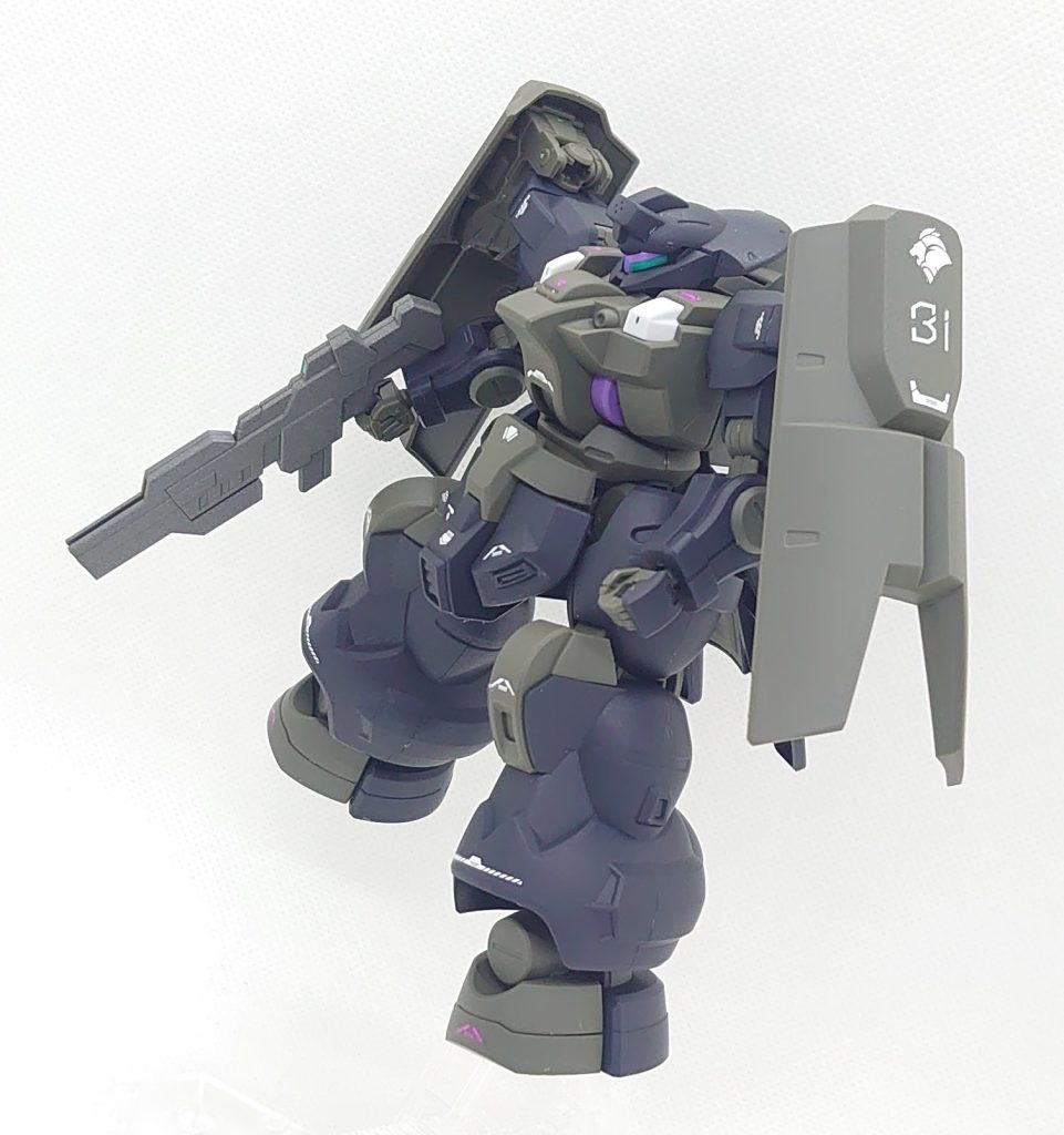 部分塗装、デカール、トップコートのお手軽仕上げです。黒い機体はトップコートて引き締まって見えるので良いですよね。またシールドが大きいのでポージングが捗ります。