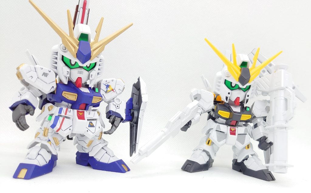 素組のνガンダムとの比較です。造形がカッコいいので素組でも十分満足ですよね。