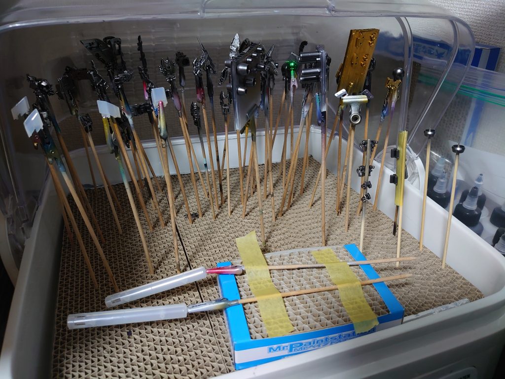 全部は撮れていませんが、フレーム部は複数種のシルバー系で塗装しました。磨きも含めてRGの部品数に途中で凄く後悔しましたが、少しずつ進めてなんとか完成