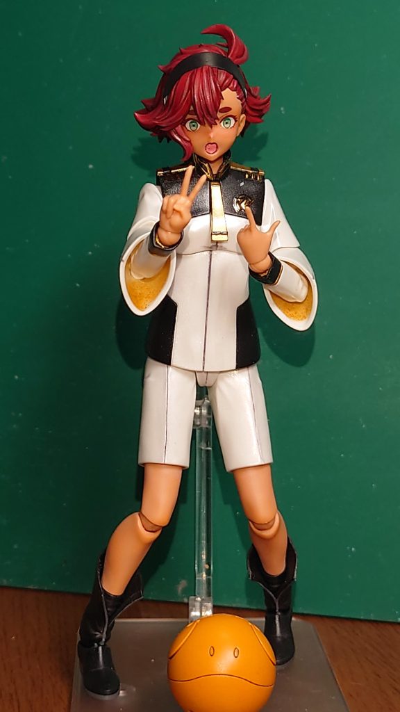 塗らずに済まそうとも思い増したが、ツヤツヤに耐えられずの全塗制服はパールコートでキラキラ感を再現しました。金色部分はガンダムマーカーを吹いてます。ハロの色がイメージと合わず数回変えてます。