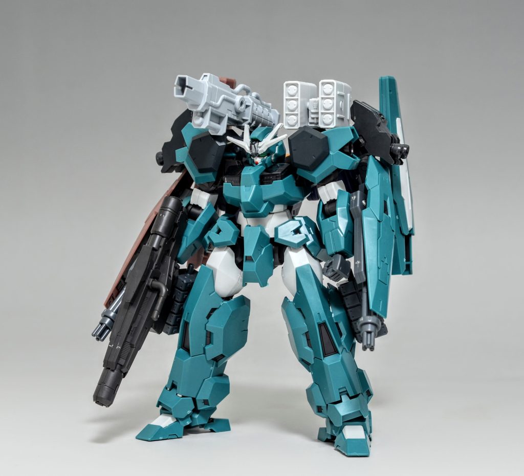 ミキシング状態です。参考にした機体はFAZZやセラヴィーです。フルアーマー的な仕様を想定していましたがウル自体重装甲なデザインなので武装を盛る方向でフルアーマーユニコーンを参考にしました。なのでこの時は両腕ガトリングです。