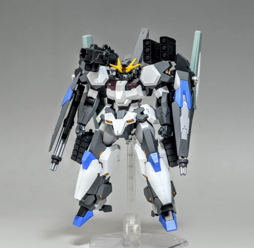 右腕周りがごちゃごちゃするのでディフューズガンは一旦外しました。色はFAZZとセラヴィー3Gを参考にしました。