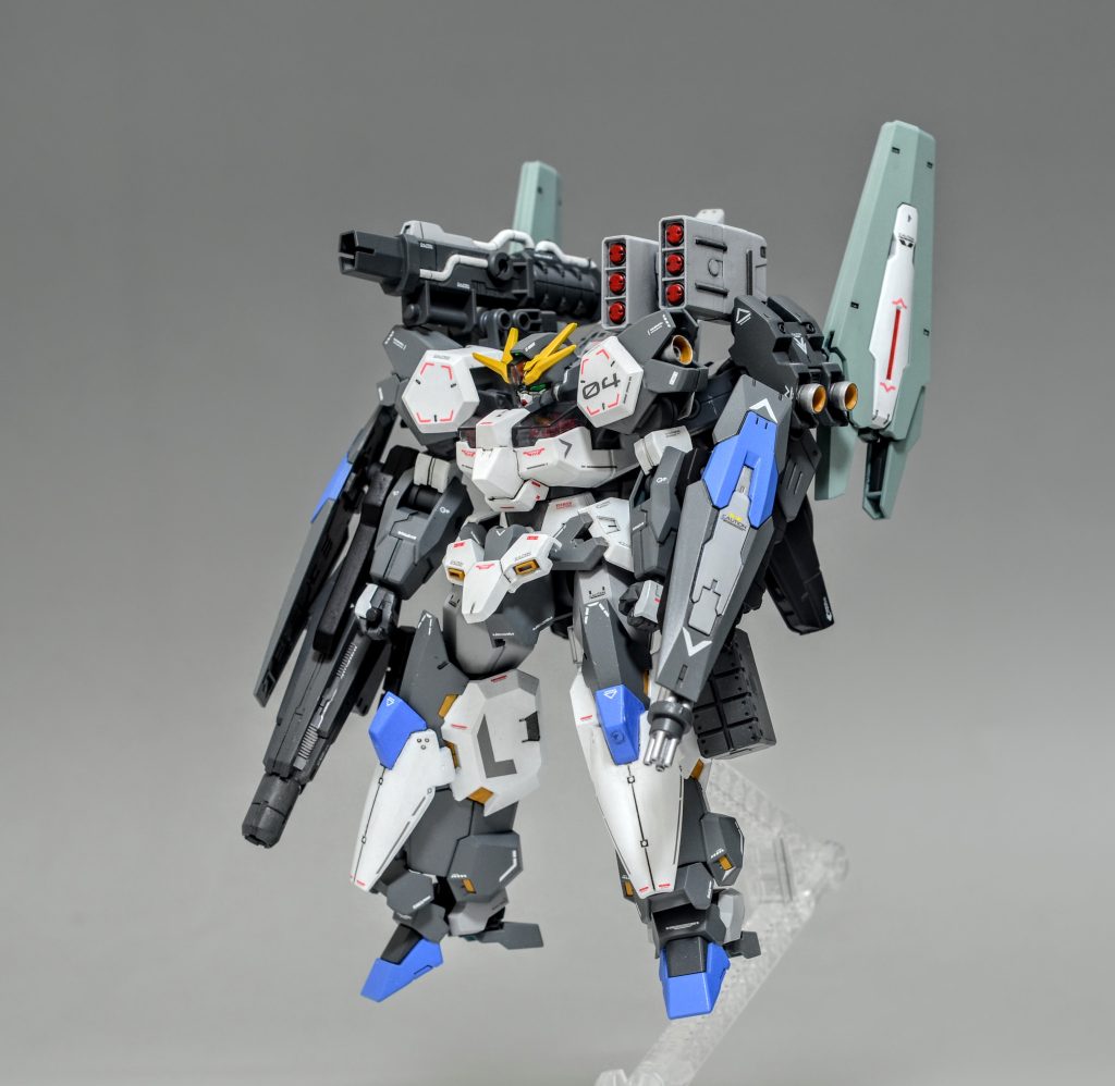 右肩は拡散型ビームキャノン、右腕はルブリスソーンのディフューズガン、左腕はガトリングを、機体各部のハードポイントにミサイルポッドを装備している。