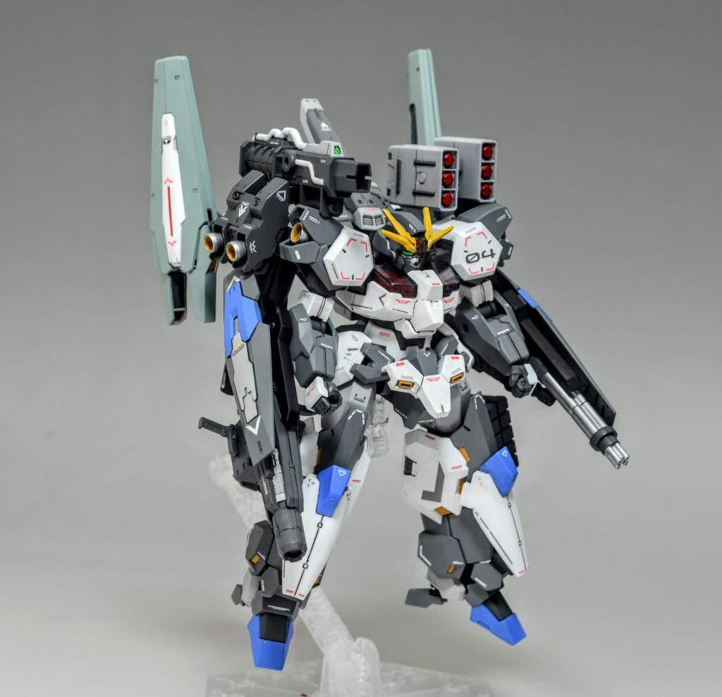 ルブリスウルの増加アーマー重砲撃型カスタム。広域射撃形態のビットオンフォームから殲滅形態のガンビットランチャー形態へのモードチェンジ機構を搭載。画像はビットオンフォームです。