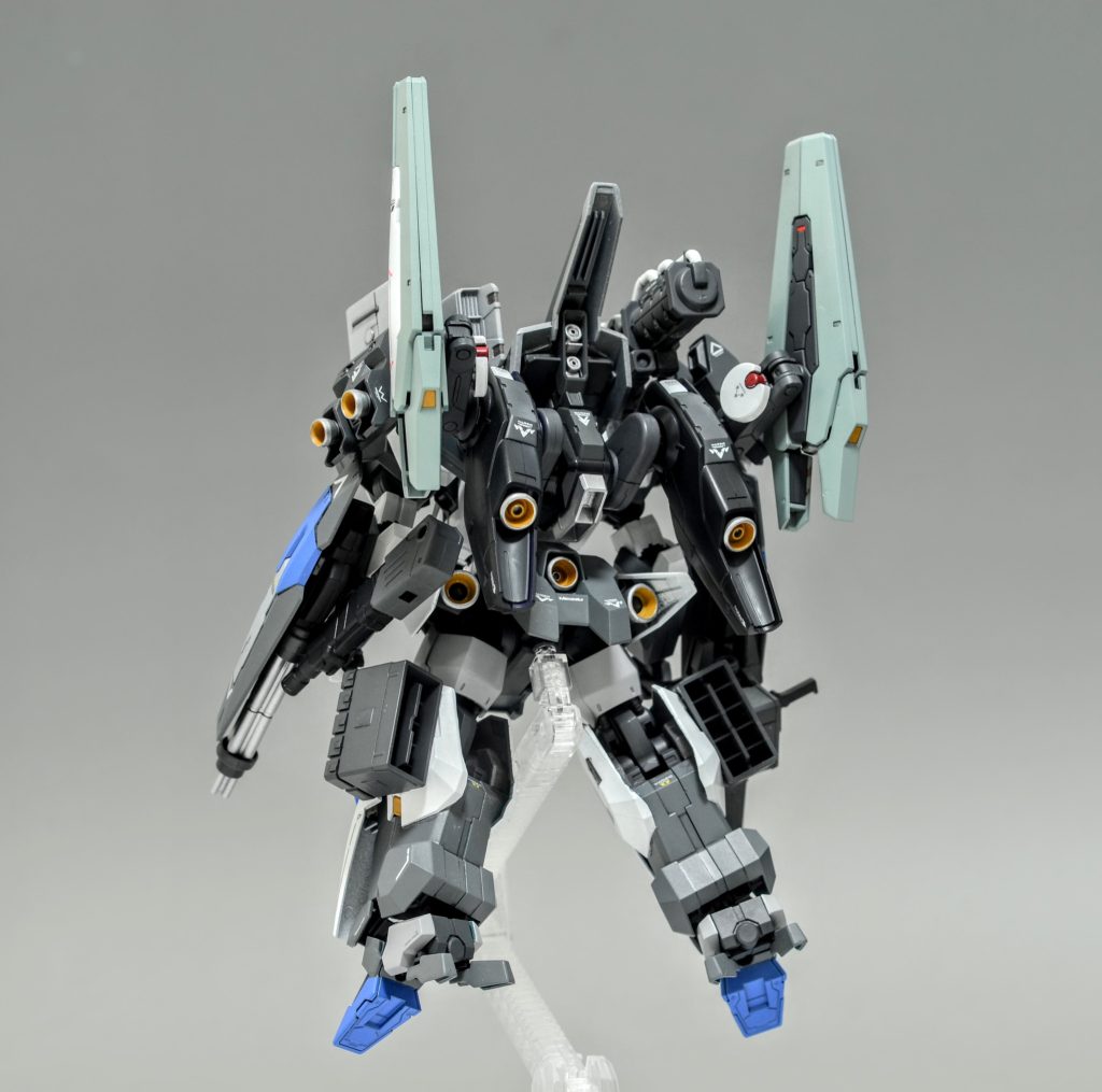 重量が大幅に増加した結果ブースター、スラスターを増設し機動力を底上げしている設定。