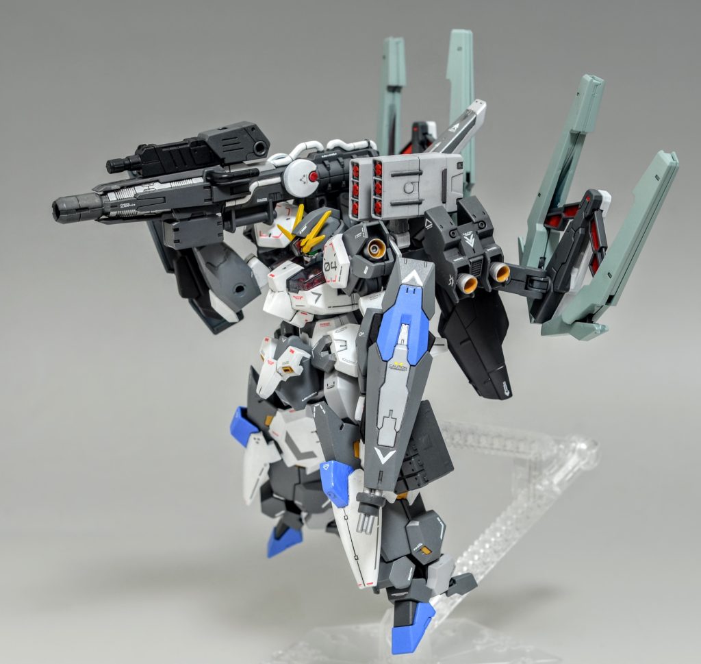 ガンビットランチャー形態。ガンビット接続時はクランク式の関節によりキャノンが前方に移動するので右手でしっかりグリップを保持することが可能です。