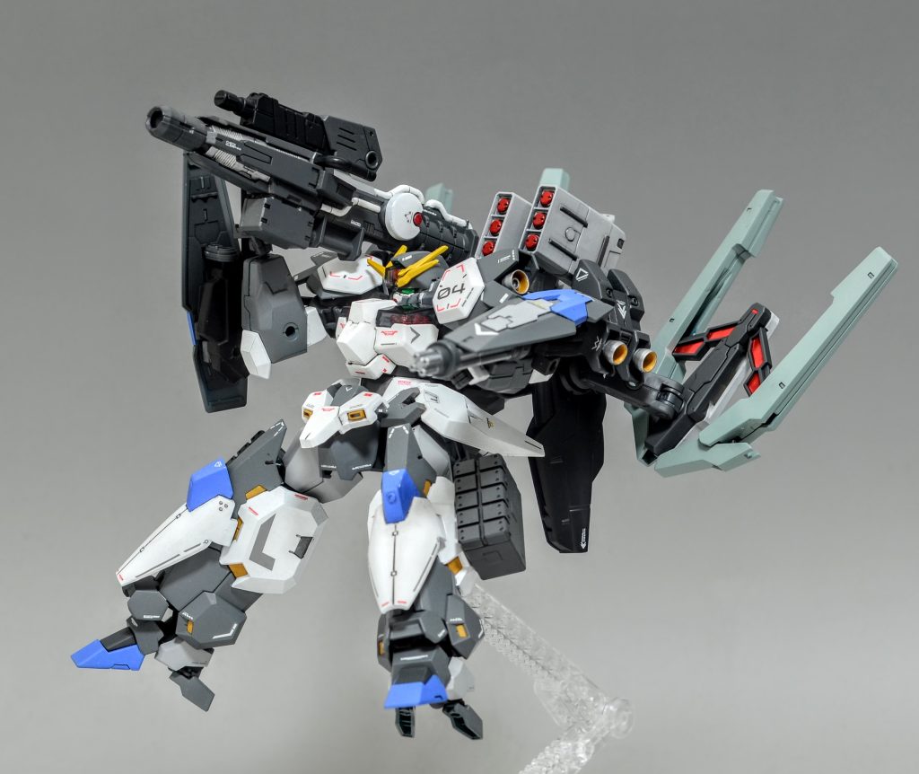 ソフィ機とは別個体のルブリスという設定です。パーメットミサイルのモジュールを増設しているため、ソフィ機と比べてパーメットリンクシステムが劣っている設定。フォルドの夜明けとは別組織のアーシアン部隊の所属機で、極秘に某企業の支援を受けているとかなんとか‥