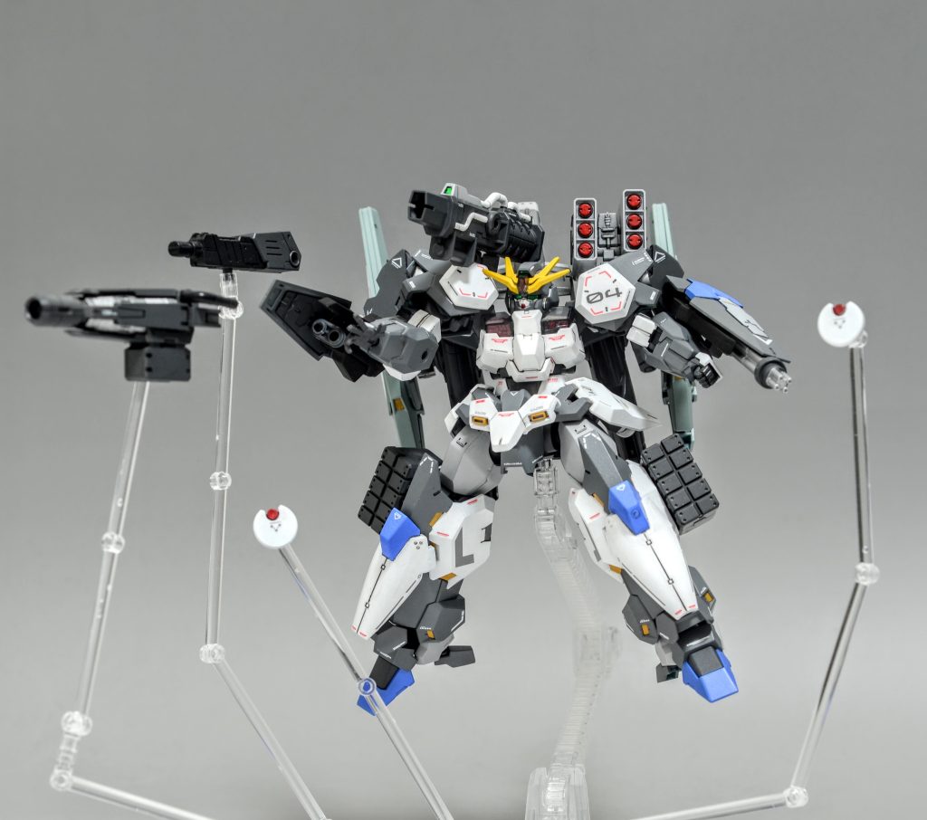 ガンビットは円形のタイプが攻防一体型のビットステイヴ、ガンビットランチャー上部に配置されるビットは測距観測型ビットとなっている。