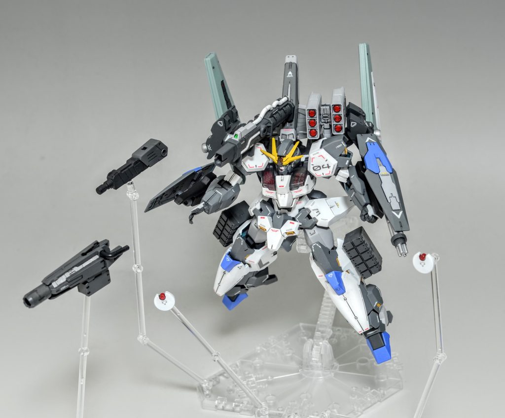 ビットオンフォーム時は機動力と防御力の強化を、分離状態ではオールレンジ攻撃が可能となる。