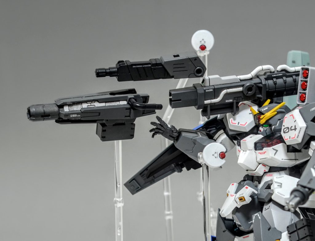 ビームキャノンを軸に各ビットが集まります。キャノンの砲口パーツを取り外す必要がありますが容易に脱着できる構造にしています。