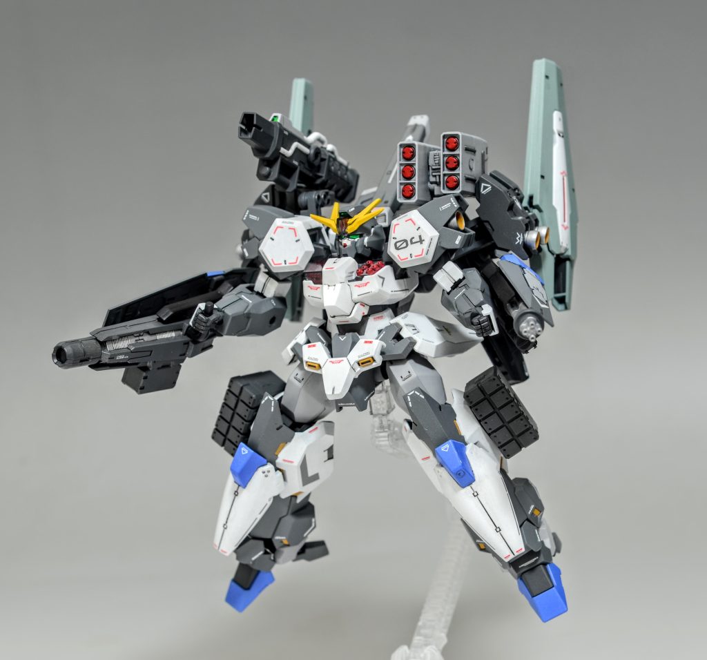 左胸部にはパーメットミサイルを内蔵。胸部のパネルを排除し発射する。