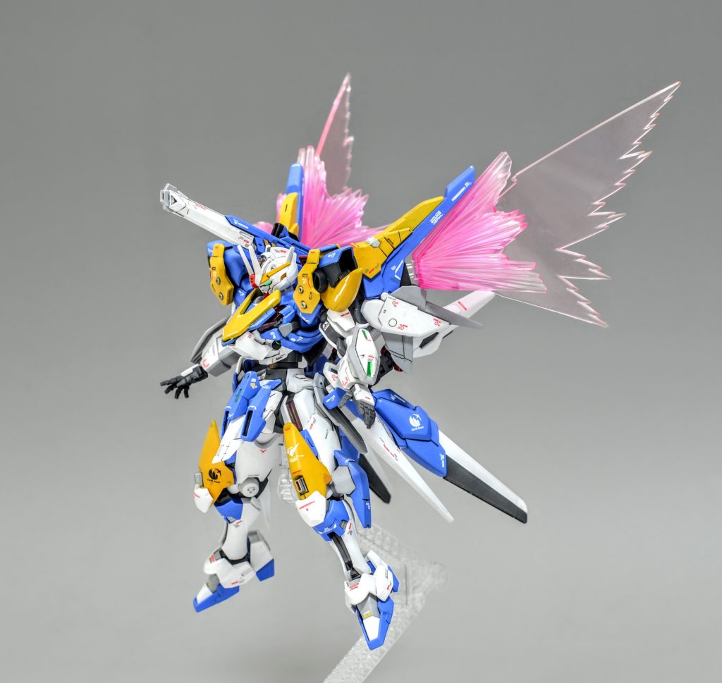 令和と平成、二人のスペシャルなMSの要素を合わせもった機体です。