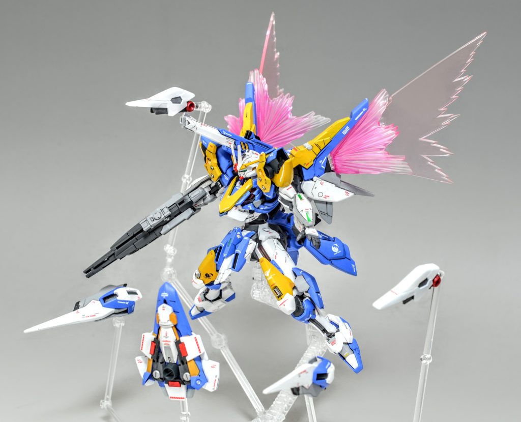 背面や腰部の追加パーツは強襲型ガンビットという設定です。メガビームシールドも飛びます。