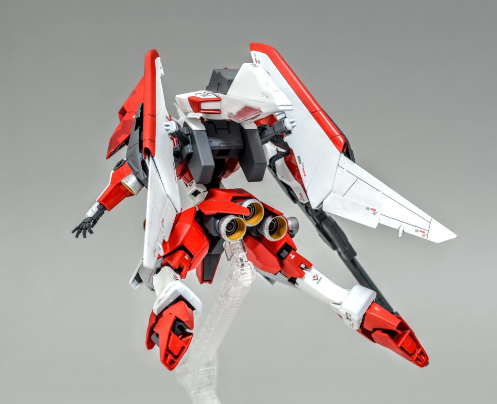背面の翼は大気圏内での空力を重視して装備されている設定です。空間戦闘でもAMBAC作動肢やシールドとして機能しています。