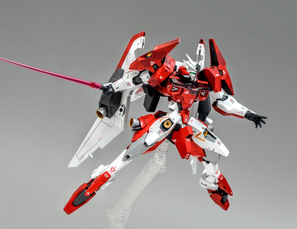 サーベルによる近距離戦も可能。