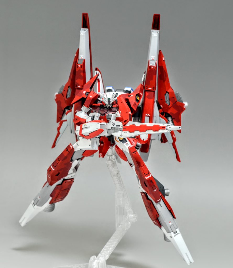 主兵装はスマートライフル。ルブリスウルのガトリングガンの基部を流用しています。