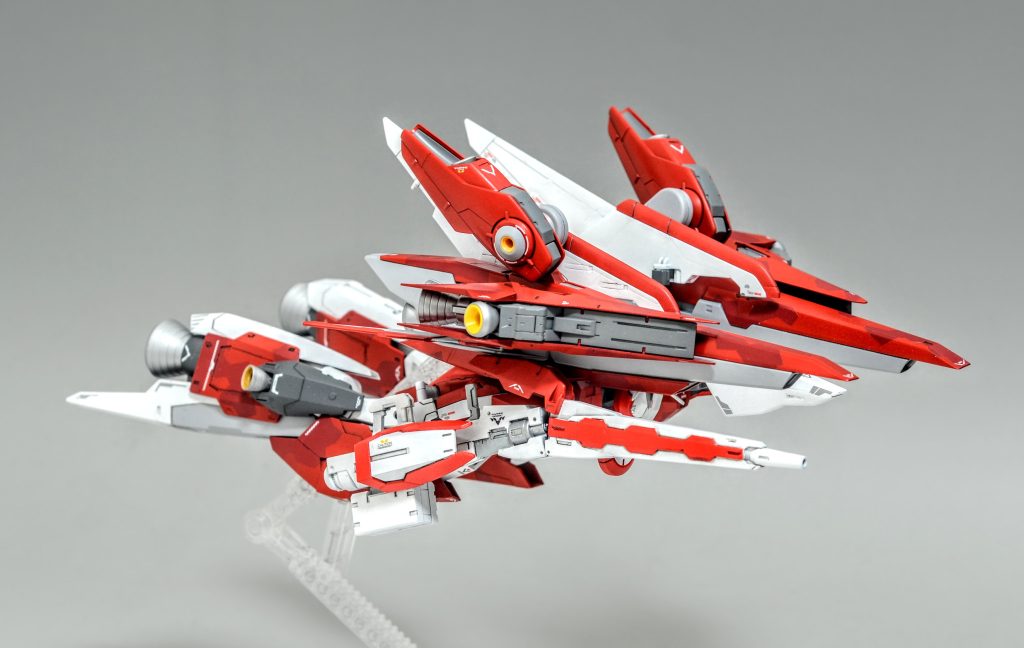 基本戦闘形態はMSではなくこちらのMA形態です。この状態でもライフルの射撃が可能です。