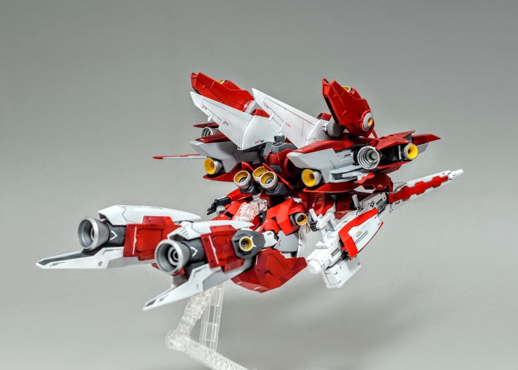 スラスター、ブースターの一点方向の集中によって大加速を得ることができる形態です。