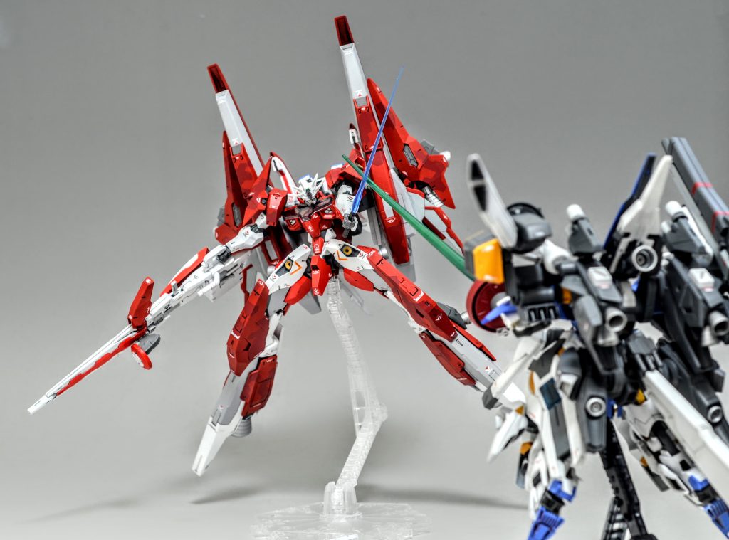 宿命の対決!この戦闘レンジならお互いに追加装備を切り離しているはずですが脱着が面倒なのでこの状態で鍔迫り合いです。