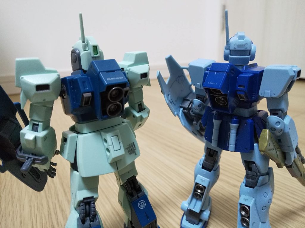 後付け設定ではありますが、バックパック形状が同様レイアウトですね。脚部のスラスター位置も同じ位置にありますね。