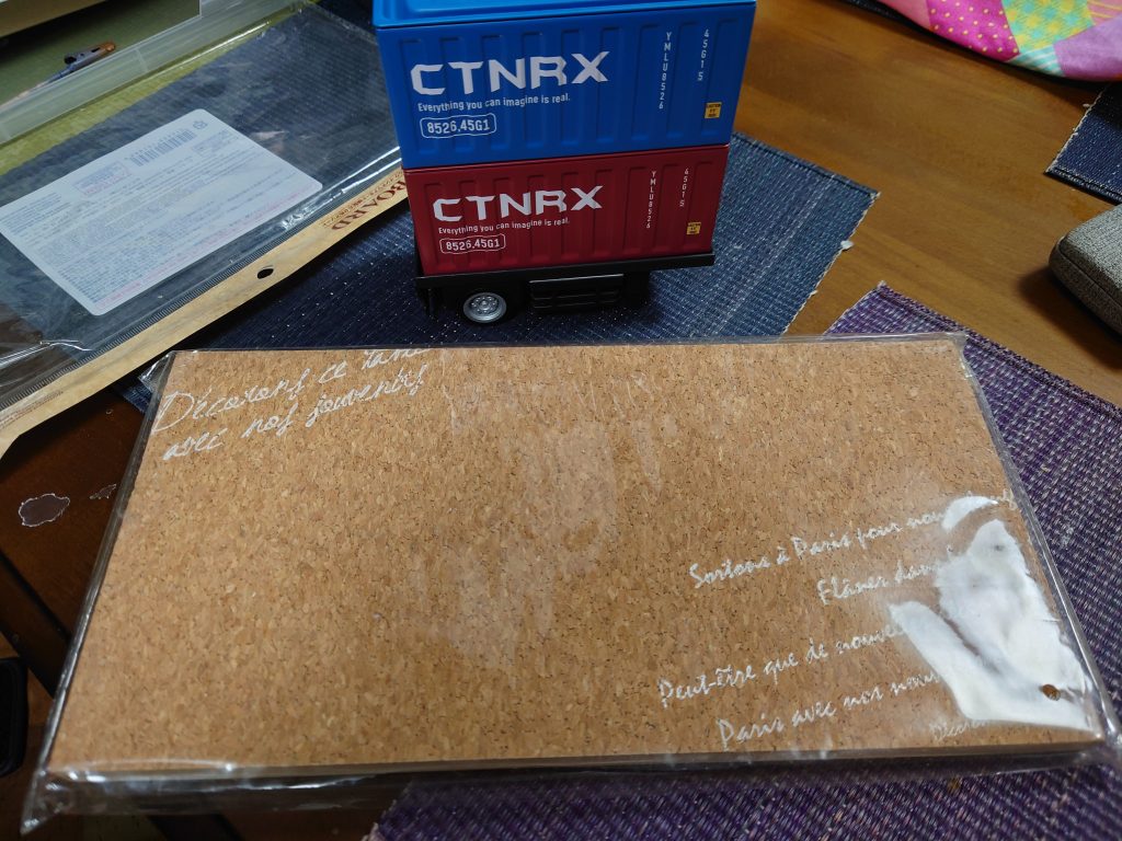 ジオラマベースは、百均のコルクボードに、コンテナトレーラの荷台を使いました！