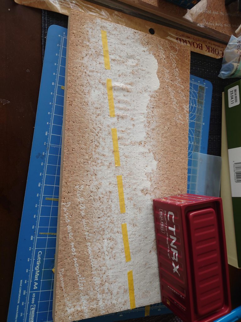 白のラインにマスキングテープで白線ライン引いて、あとはいつものようにメカサフのグレーを吹いたら、滑走路の出来上がりです(笑)