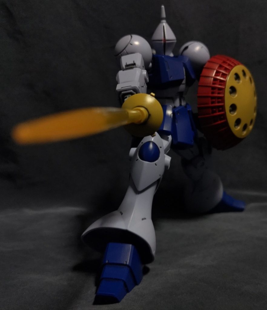 ビームサーベルを構えて。