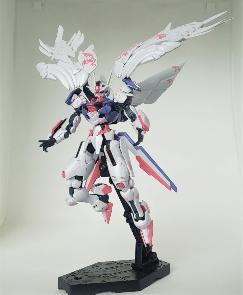 我部りえるさんが堕天使モチーフのアバターなので、それに合わせてHGエアリアルにRGウィングガンダムゼロEWのウィングバインダーを移植しました。羽を広げると1/144とは思えないボリュームになります。