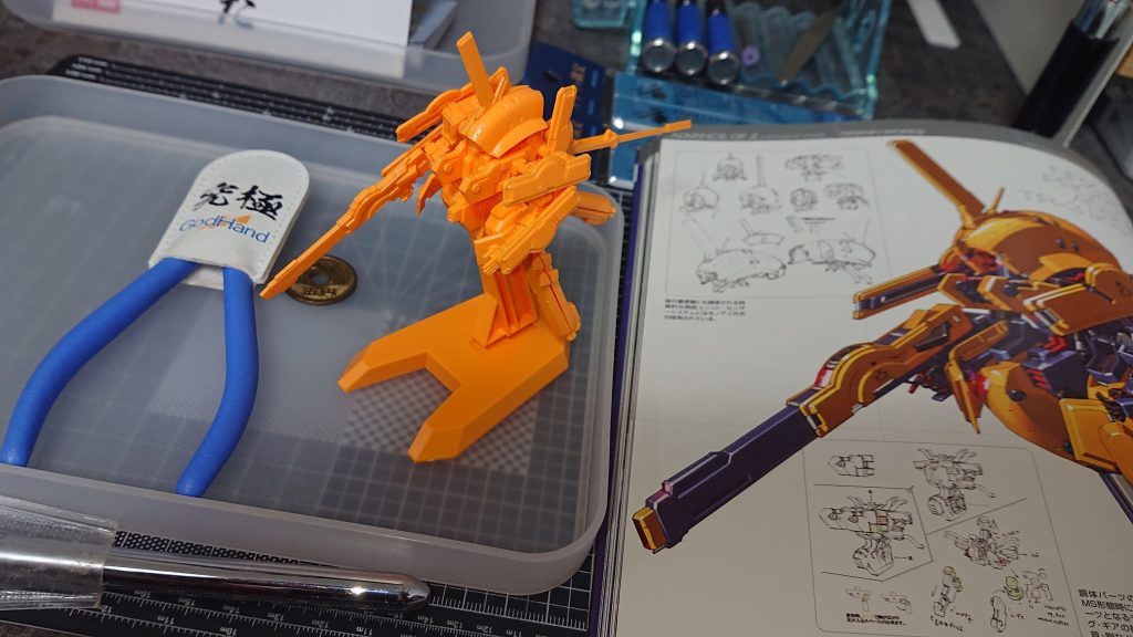 組み立てはすぐに終わりました。単色ランナーなので設定画を参考に塗り分けイメージを膨らませつつ、調色していきました🎨