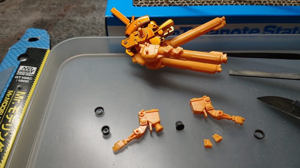 今回は気軽にサクッと塗装だけーと思っていたのですが、バーニアだけディテールが気になったのと塗り分けし易さを考えて両肩後ろのバーニアは切り飛ばしてコトブキヤのパーツを少しアレンジして大きさを整えて塗装後に接着しました。背面中央のバーニアは元の形状を残しつつ、追加で底が薄めのバーニアパーツを貼り付けました。