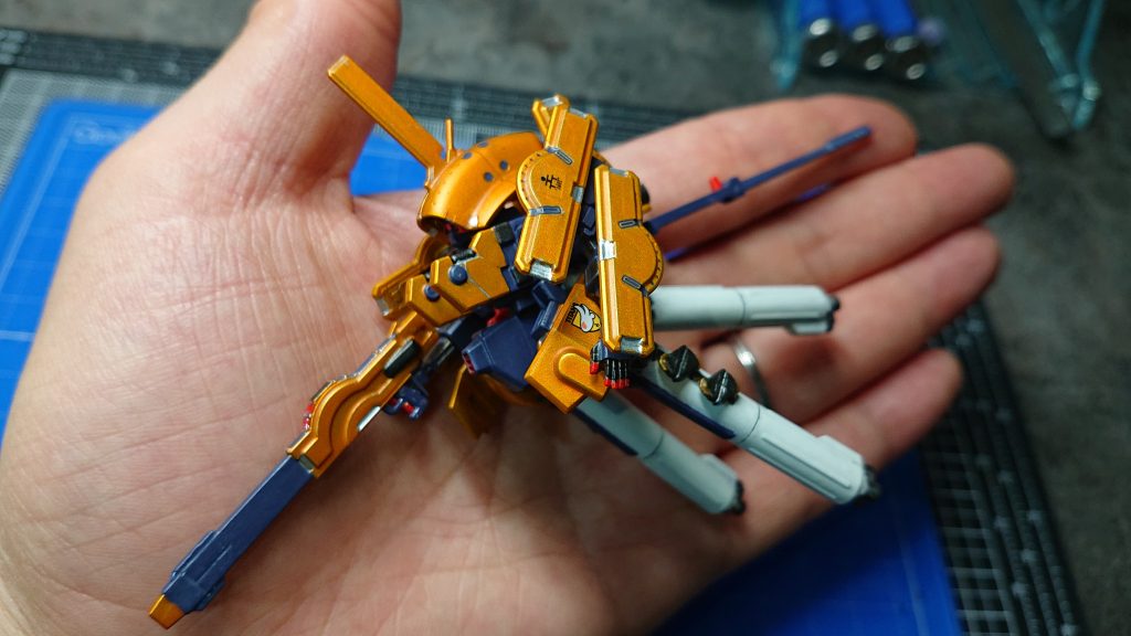 1/400サイズなので手の中におさまります。迫力はないけれど、細かい塗り分けで設定画に近い雰囲気に仕上がったので満足しています。(飾っても場所を取らないのもイイですね！！ꉂ🤣w‪𐤔)以下、制作工程です。