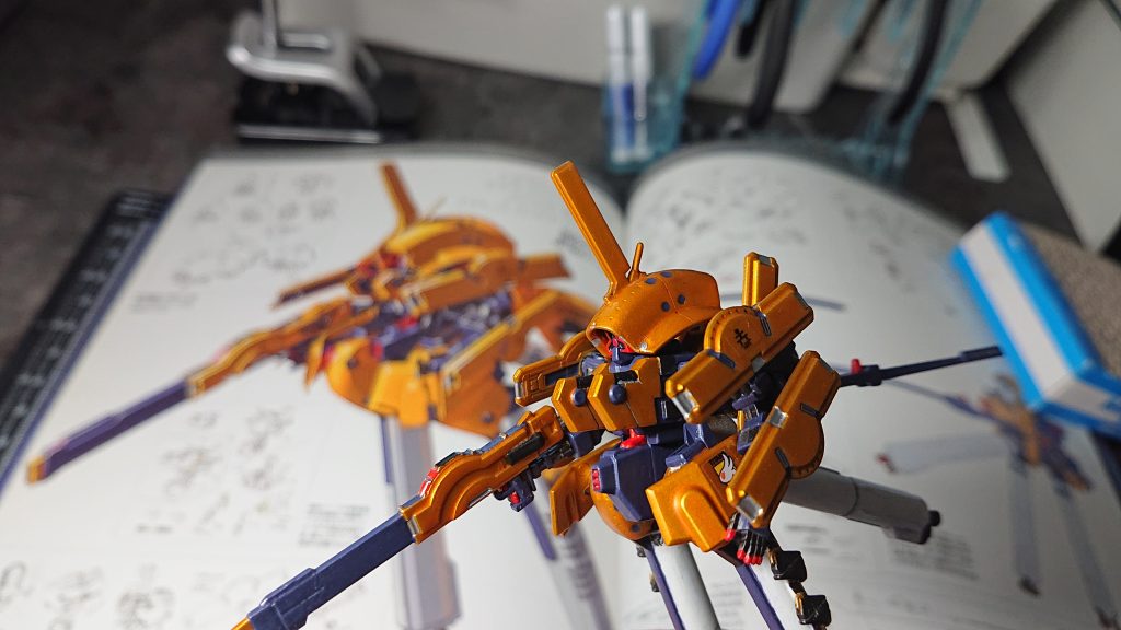 今度は背景に設定画(ぼんやり感)を添えててみました。こうして見るとなんとなーく近しい感じに塗れたかなぁと思います😊