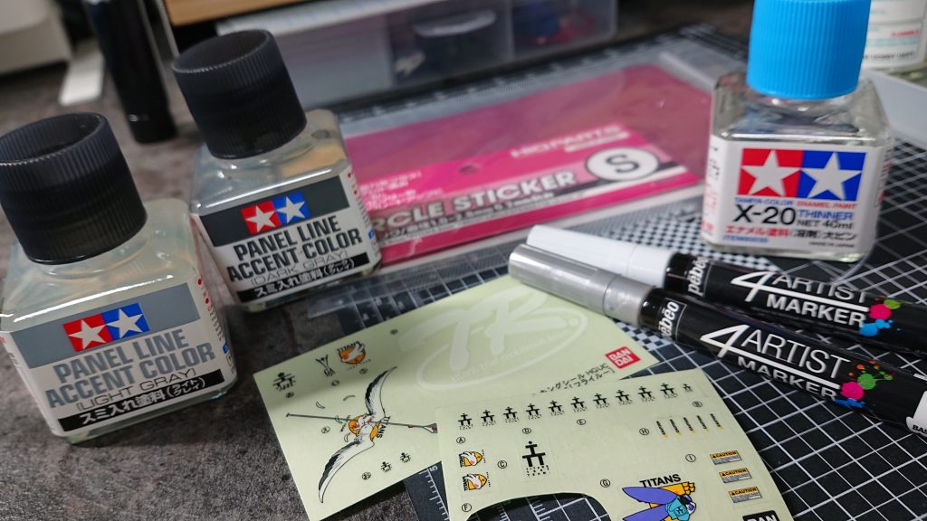 既存モールドの彫り直しはほぼしていないのですが、スミ入れも軽くしました。部分塗装にはエナメル溶剤で拭き取れるマーカーも使用しています。マーキングシールも少々。あと、モノアイはハイキューパーツのサークルステッカーを貼ってから光硬化レジンをうっすら塗ってみました。