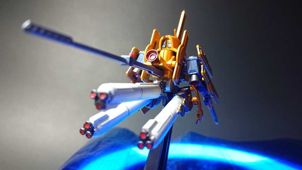 バックショットです。両肩と背中のバーニア3ヶ所だけ市販パーツを後付けしています。