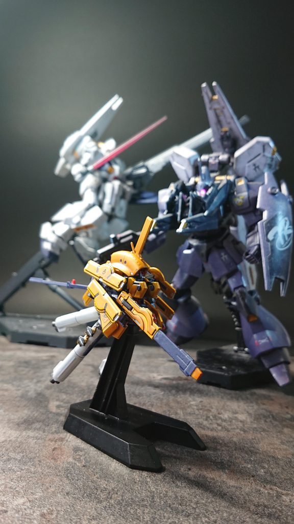 最後にAOZ系の機体をバックに。。可変モビルアーマー、且つ、1/400サイズというちょっと変わったタイプでしたが、塗装メインで気楽に（ぬり絵感覚で）楽しく作る事が出来ました😊以上、最後までご覧いただきありがとうございます！😌🍀