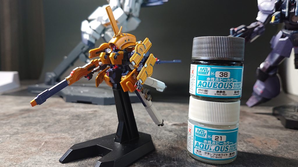 大きさ比較になるのか分かりませんが、水性ホビーカラー使いなので、横に塗料(ビン)置いてみました😏最終的に手におさめたショットでも分かるかなとなりましたが一応参考までに。。