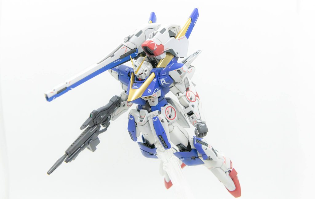 V2バスターガンダムバスターパーツモデルが着くだけでもボリュームが出てたまらんです🎶取り付け時に羽の金メッキのかすするので剥げないかめっちゃ不安でしたwwそして片付け全部終わってから尻アーマー着け忘れに気づきました・・