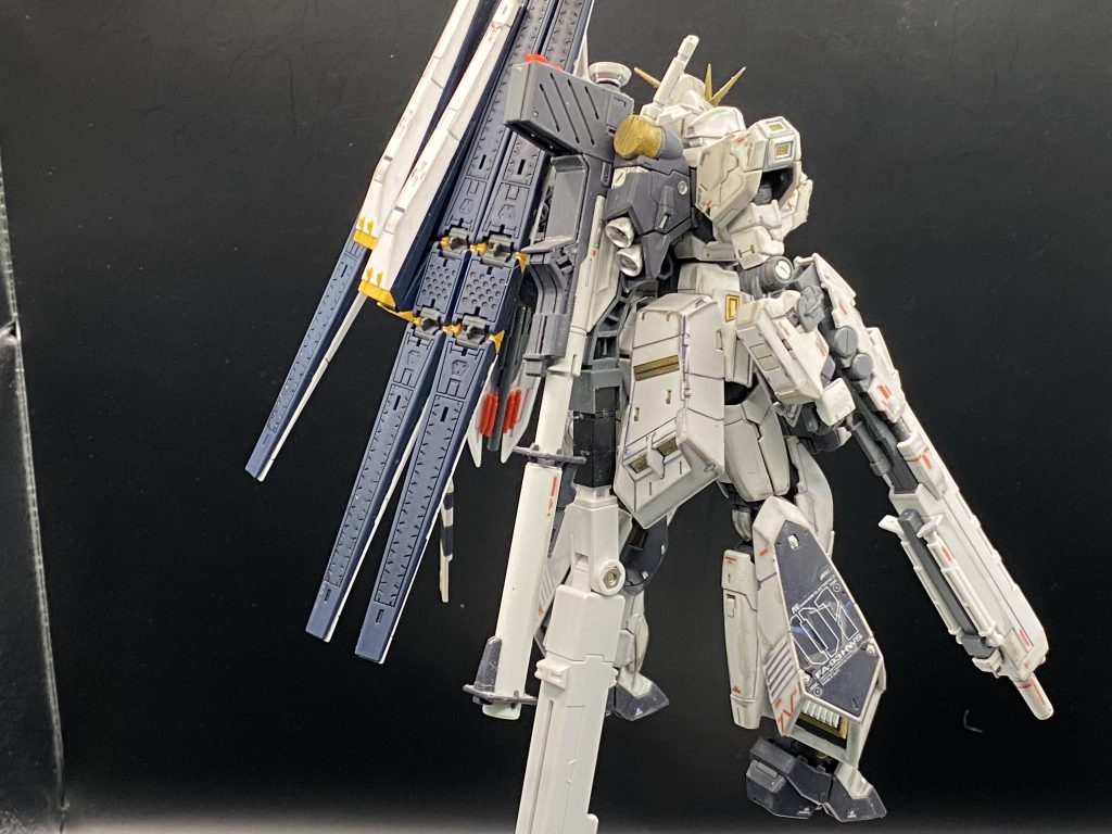 全身を前後からνガンダムは前ももちろんカッコイイんですが後ろから見てもカッコイイのは流石としか言いようがない。νガンダムは伊達じゃない！