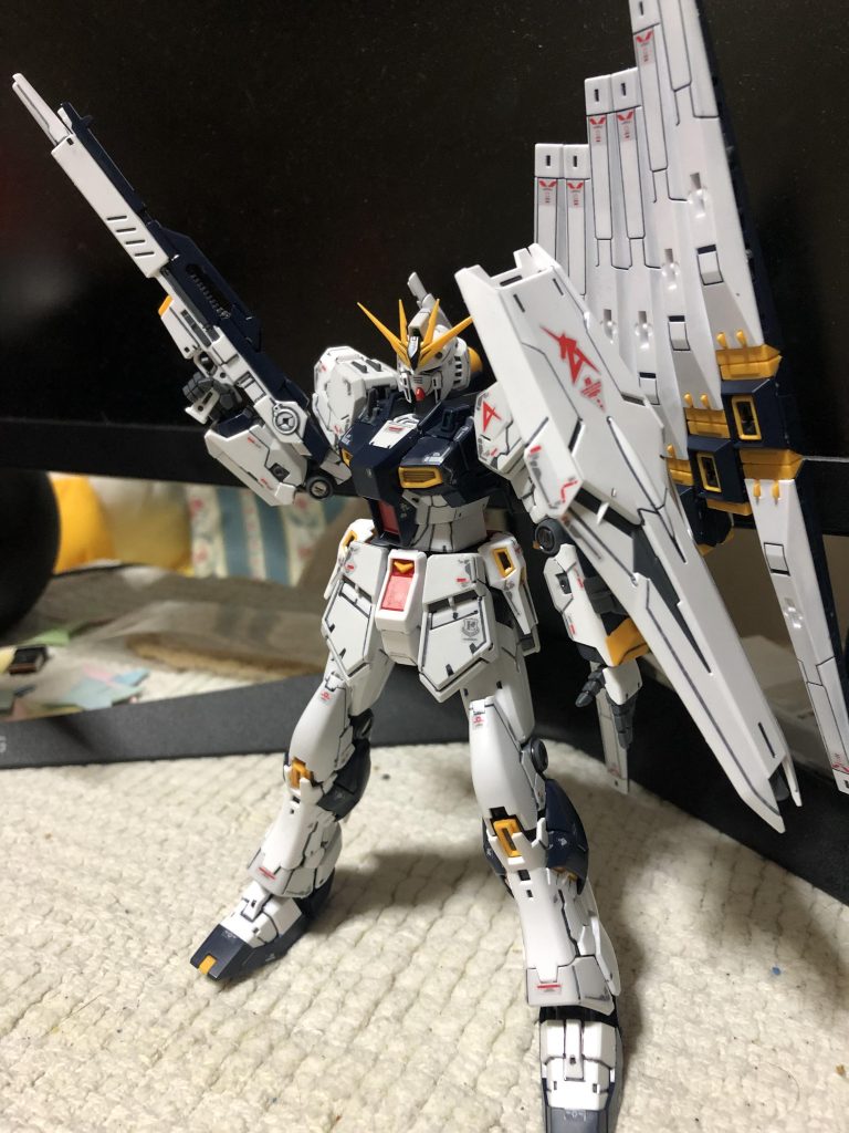 元々、νガンダムは個人的に好きなガンダム機体ベスト3に入る機体だけに、RGだと更にカッコよく見えて、完成後はニヤニヤしながら眺めてましたw