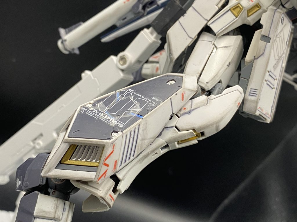 内部のシルバーの使い方はこんな感じでゴールドでふちどる時とかですね。ふくらはぎの追加装甲にメタリックブルーを入れて単調にならないようにしました。