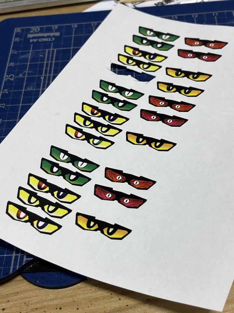 瞳シールは色々パターンを出しましたが、中間でバランスを取るよりかは、オッドアイで2機の名残を落としました。