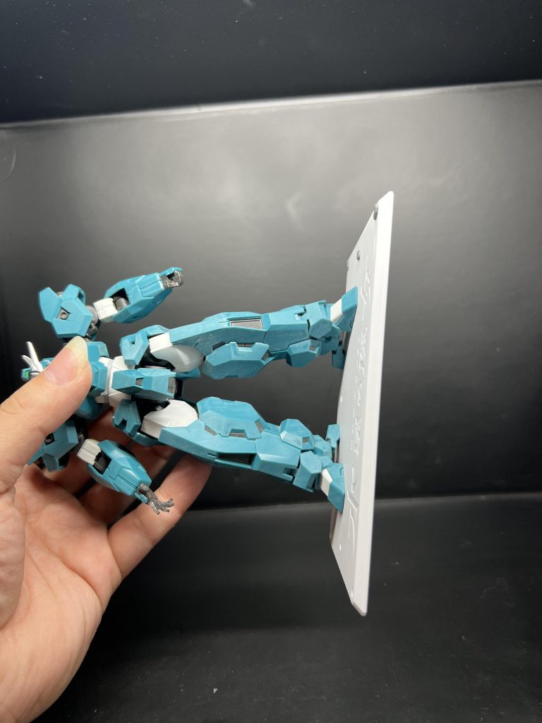 台座と足の裏に磁石を仕込んで固定してあります