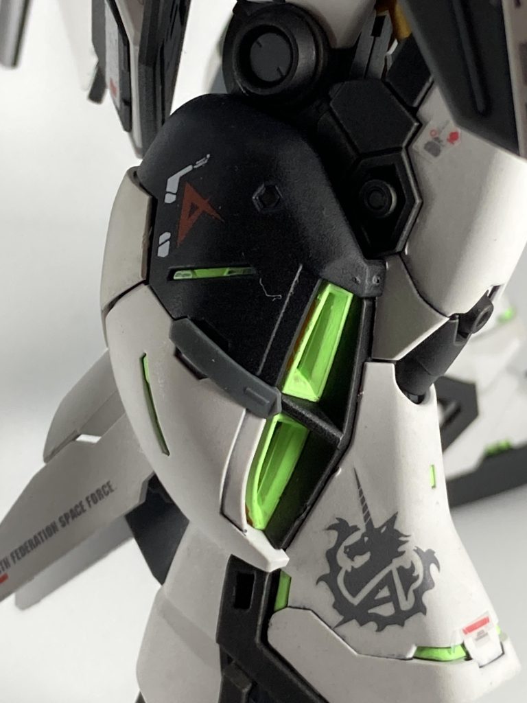 目立たないようにアムロのエンブレムをどこに入れようか迷った挙句、右脚に。1番のお気に入りポイント。