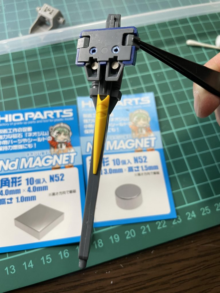 ウィングバックパックに丸磁石を二重ライフルに四角磁石を一つ付けて固定できるようにしました。