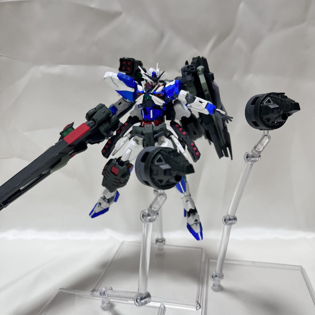 GNキャノンビットバックパック左側に2機装備。2機それぞれに大型コンデンサーを搭載しているため自立稼働時間が非常に長い。プトレマイオスアームズの基部にたけのこの里を後ろにくっつけました。