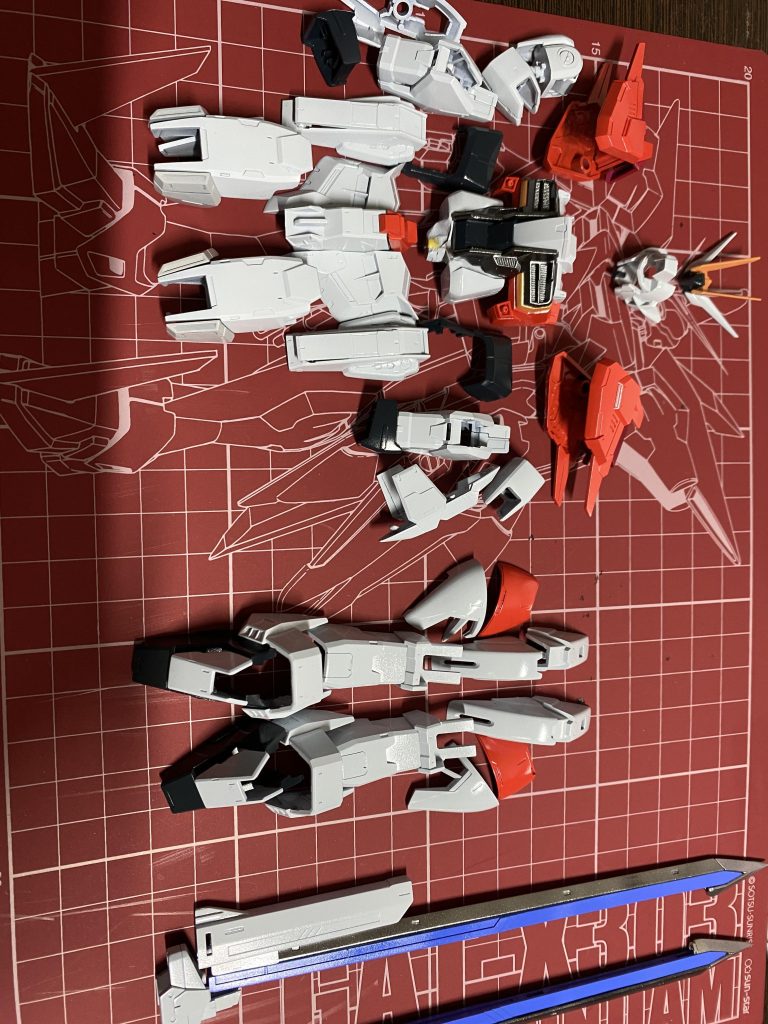 赤色好きなのですが色味が難しいですね。なるべく色は混ぜないで瓶から直で塗らようにしています。調色が下手なので乾燥させるとなんか違うなってなってしまうことが多いので。話変わりますが、GFFのシャアザクのような濃いシャアピンク色に近い色ってありませんでしょうか?どうしてもシャアザクをあの色で塗りたくて。どなたか教えてください!!