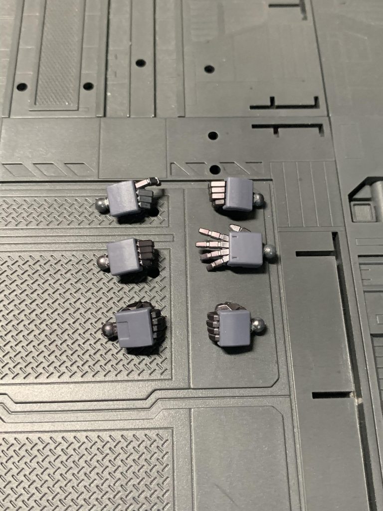 ハンドパーツは前回のものが大きすぎて浮いて見えたので新調しました。銃持ち手・武器持ち手・左握り手はHGUC Ez8、平手は陸ガンリバイブ、右握り手はHGUCジムⅢです。