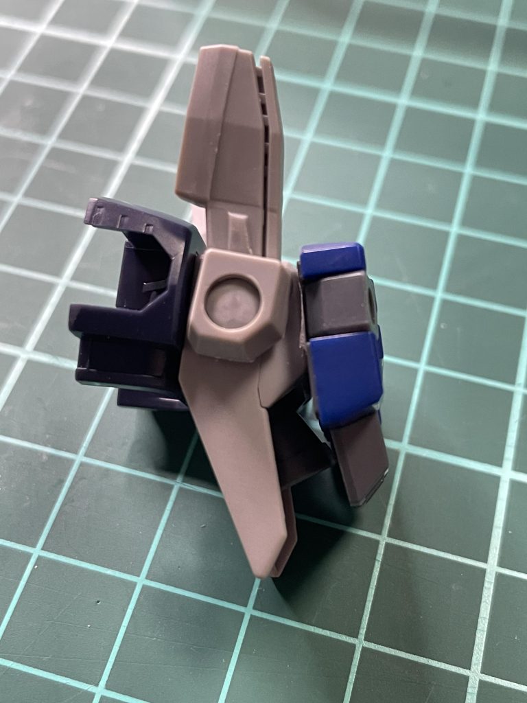 羽根を付ける為にデスサイズのバックパックをカットして上から接着背中の穴が共通なのでどちらか一つならポン付けできます。ハイパージャマーとウィングの羽根両方欲しくてこうなりました。